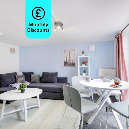 Chic 1Br House In Hounslow - 12 Mins From Heathrow Airport Leilighet Feltham Eksteriør bilde